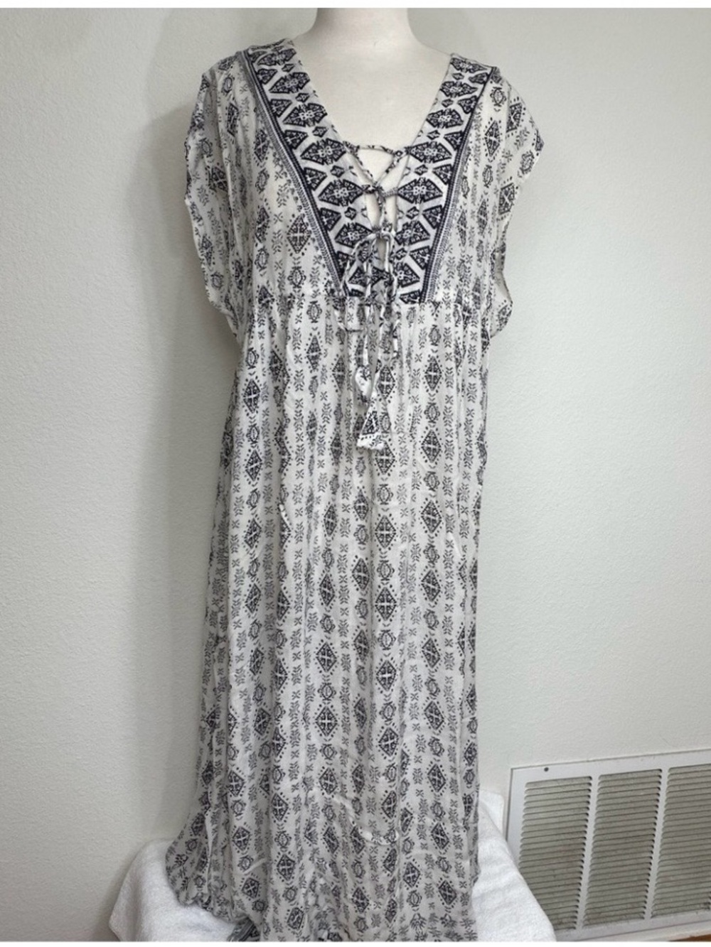 BE Women’s White Black Tribal Print Soft Rayon Kaftan Maxi Dress Size Large Boho
